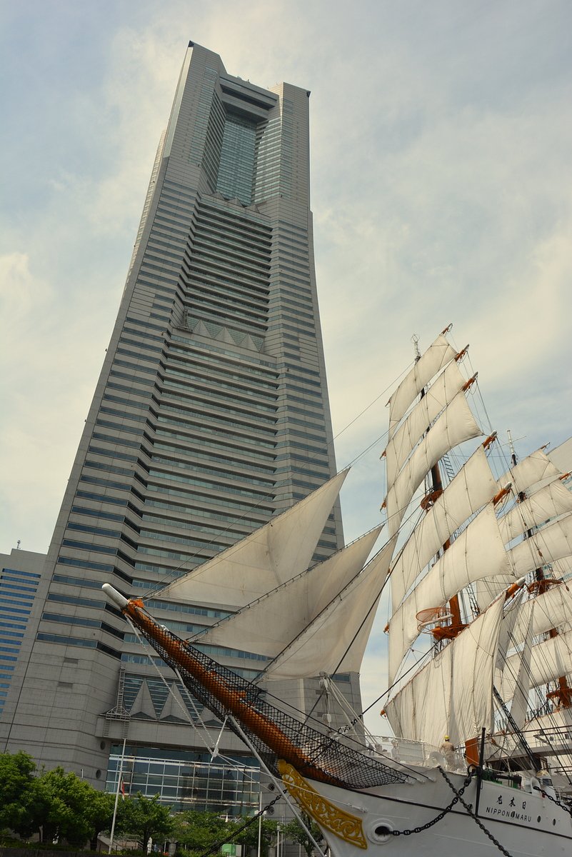 帆船日本丸とランドマークタワー