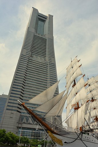 帆船日本丸とランドマークタワー