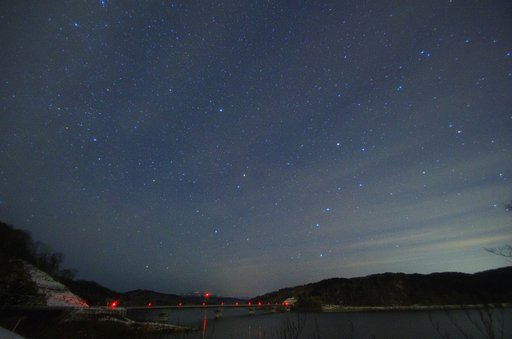 ダム湖の星空