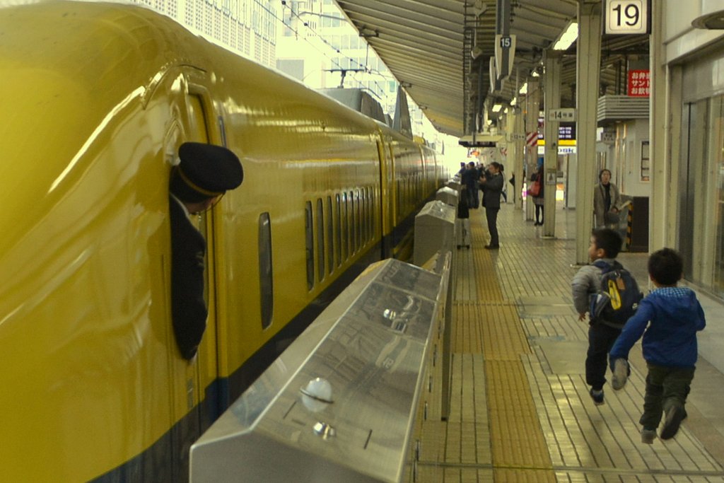ドクターイエロー発車風景