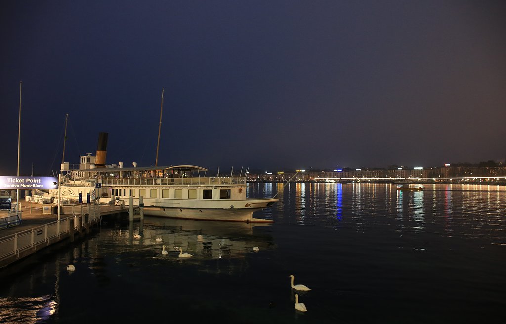 湖の夜明け