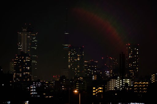 都会に架かる夜の虹、まさかオーロラ？