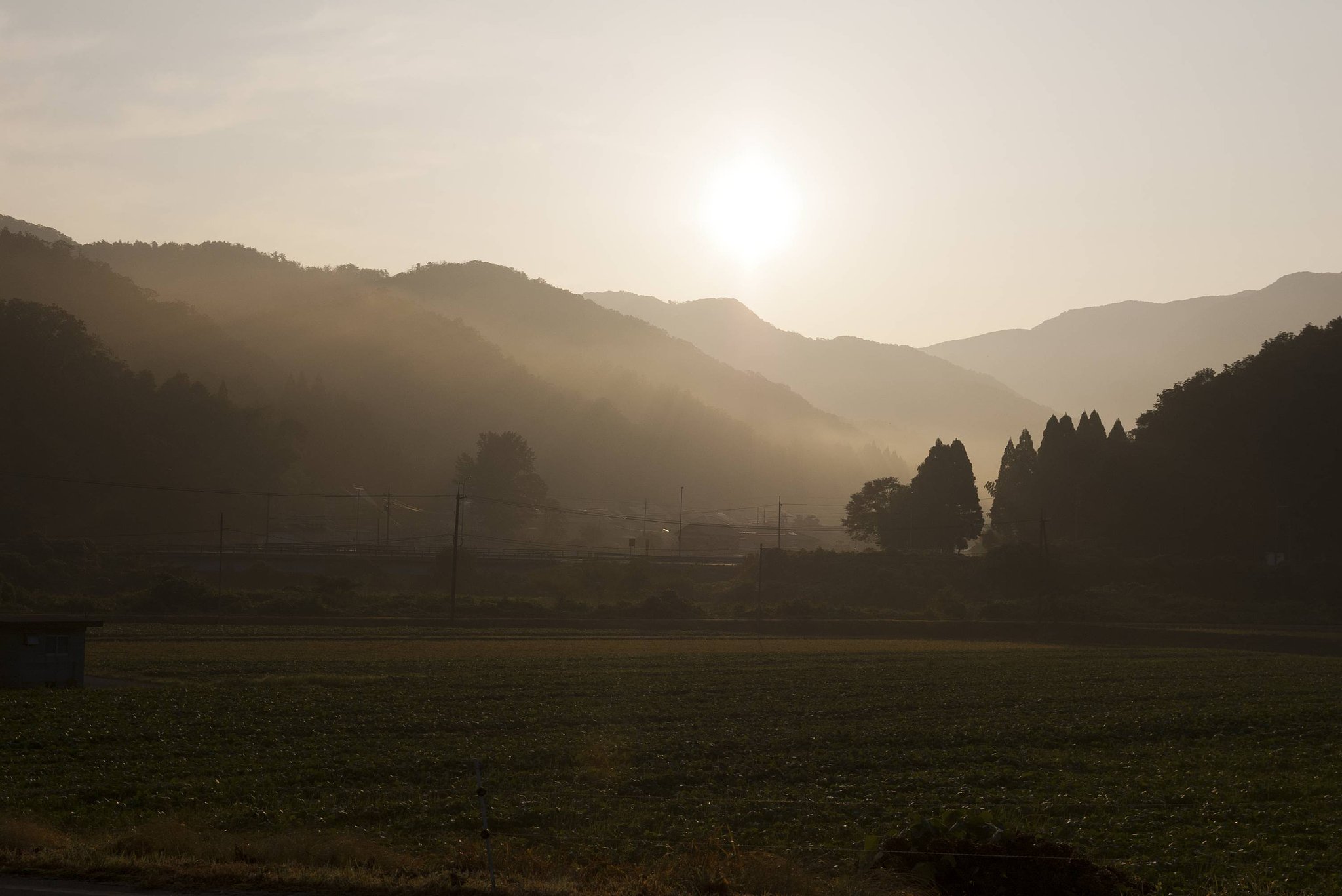 北東の山からの朝日の出。