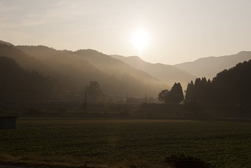北東の山からの朝日の出。