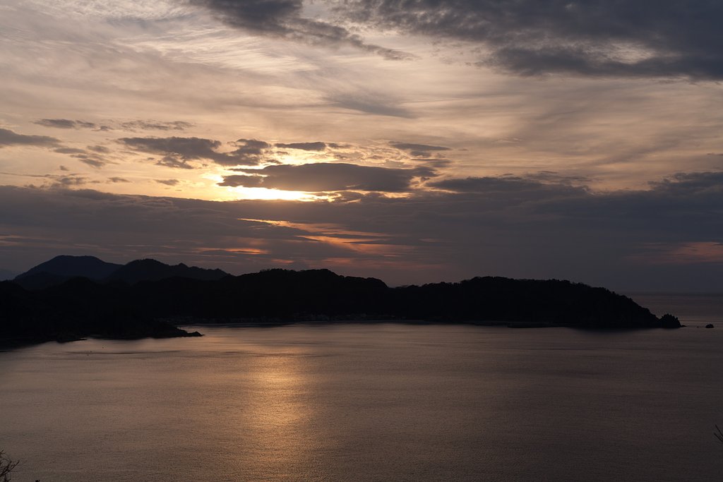 雲の多い夕焼けに-1