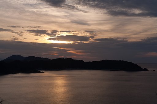 雲の多い夕焼けに-1