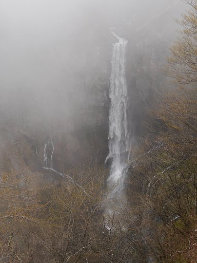 けむる華厳の滝