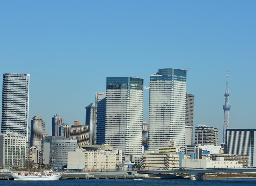 東京スカイツリーと帆船