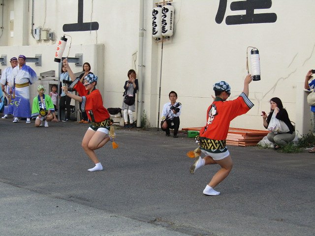 華やかな女踊りでお迎えです