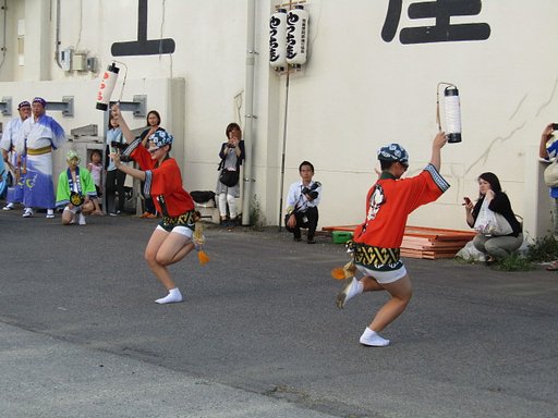 華やかな女踊りでお迎えです