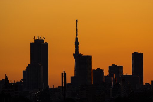 朝焼けの光の中に立つ影は～♪