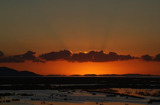チチカカ湖の日の出前