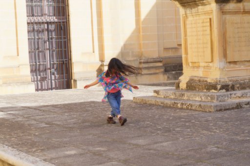 【動感】幼き心、中庭に遊ぶ♪