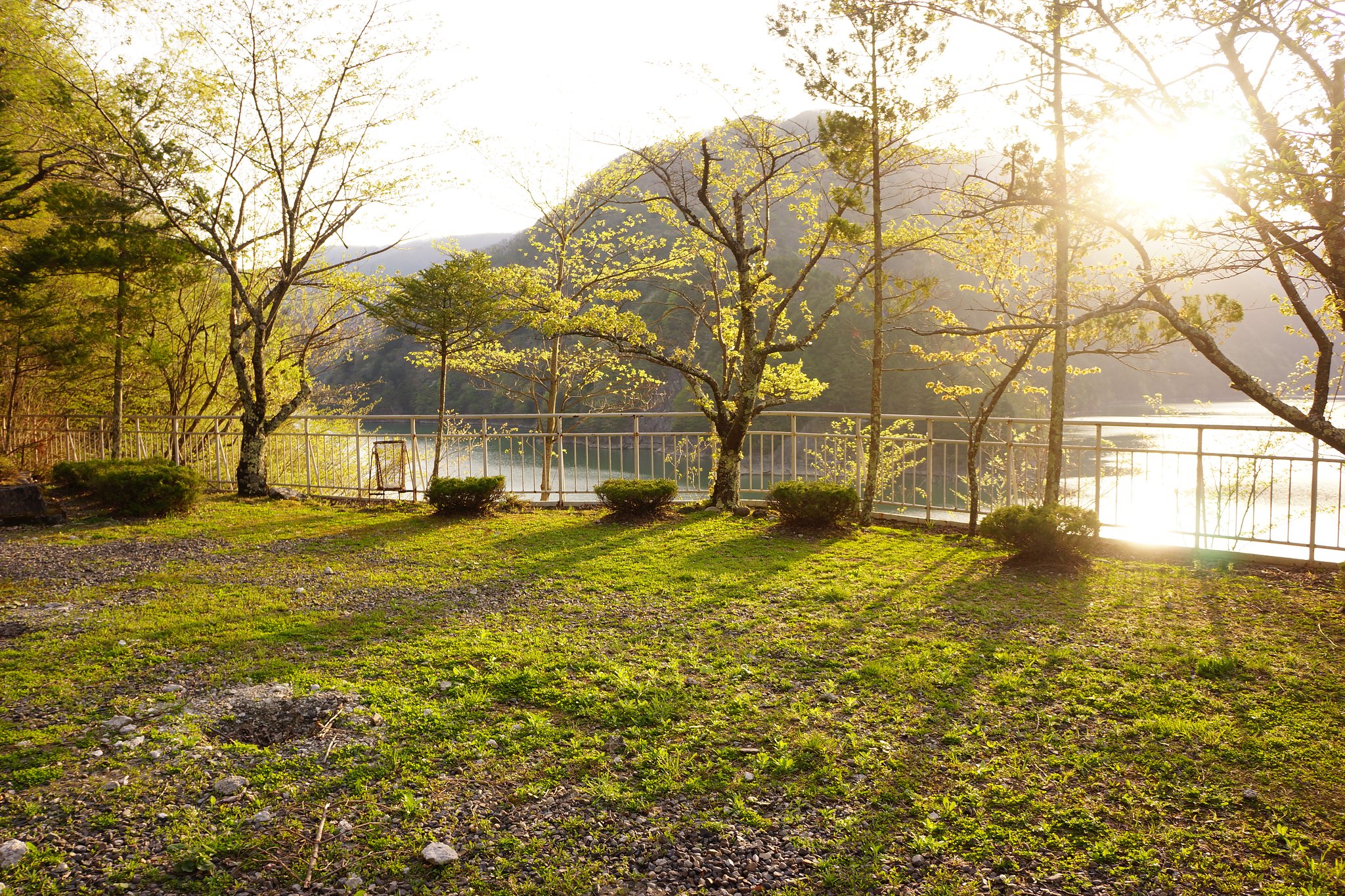 ダム近くの広場