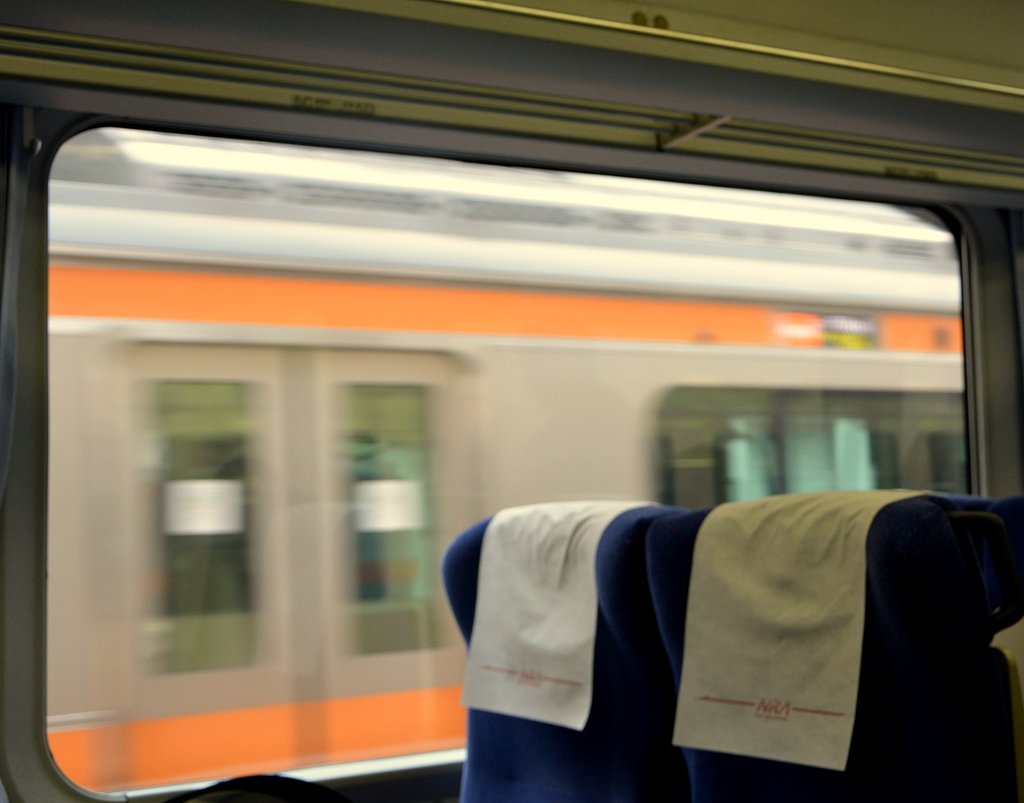 国分寺駅　特急レッドアロー車内からの風景