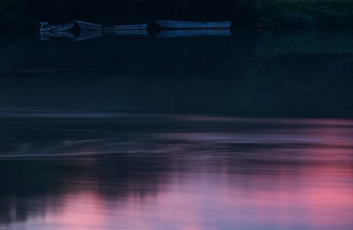 焼けの川面