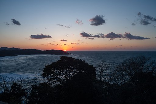 強風下の夕陽の入り。