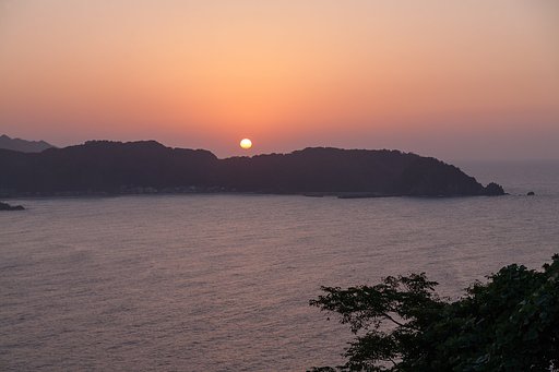陸上岬展望駐車場からの夕日の入り。
