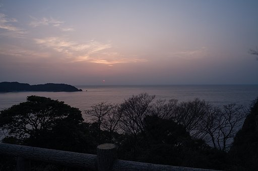 水平線の春靄に日没。