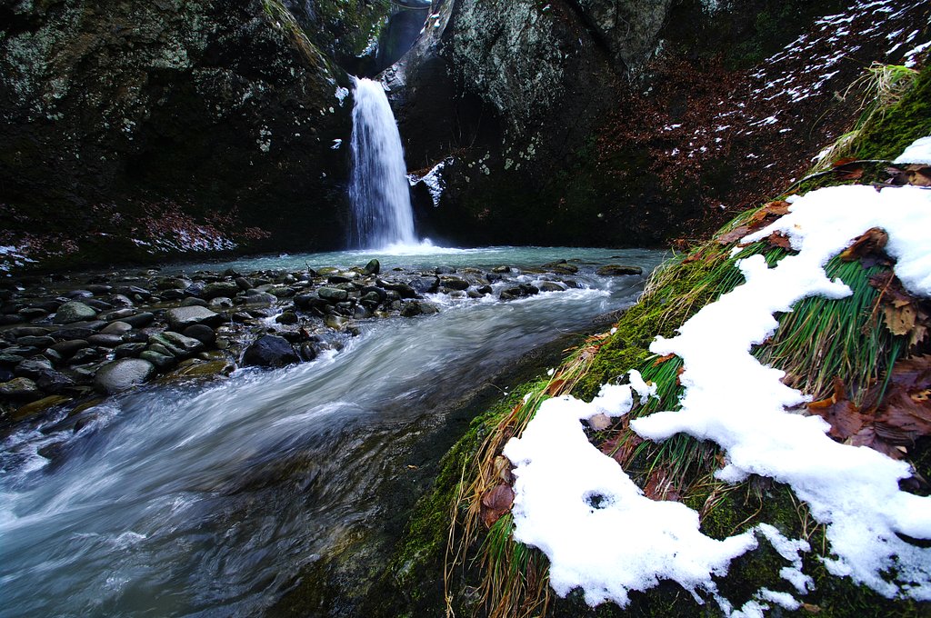 冬の滝のある風景