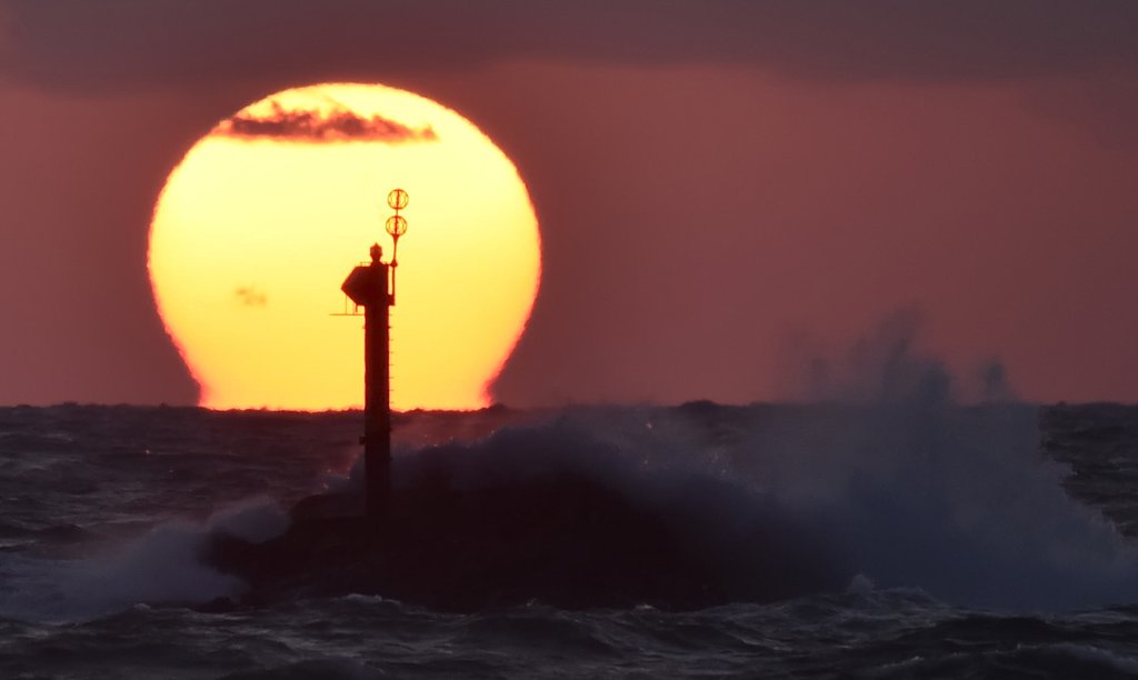 倉泉灯標と夕日
