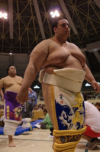 デカッ