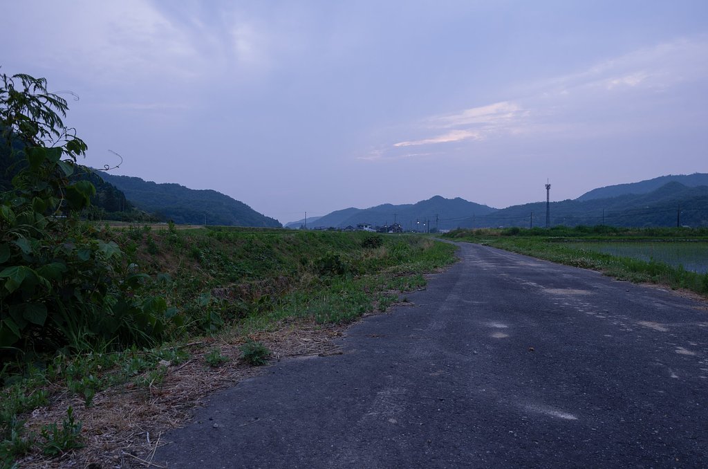 暗い雲の中に、一筋の淡い雲!