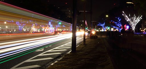 広告車の光跡とイルミネーション