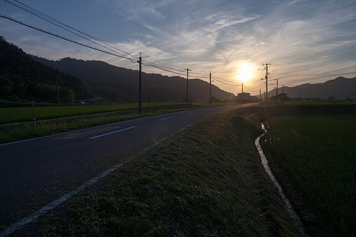 町道先に日没!