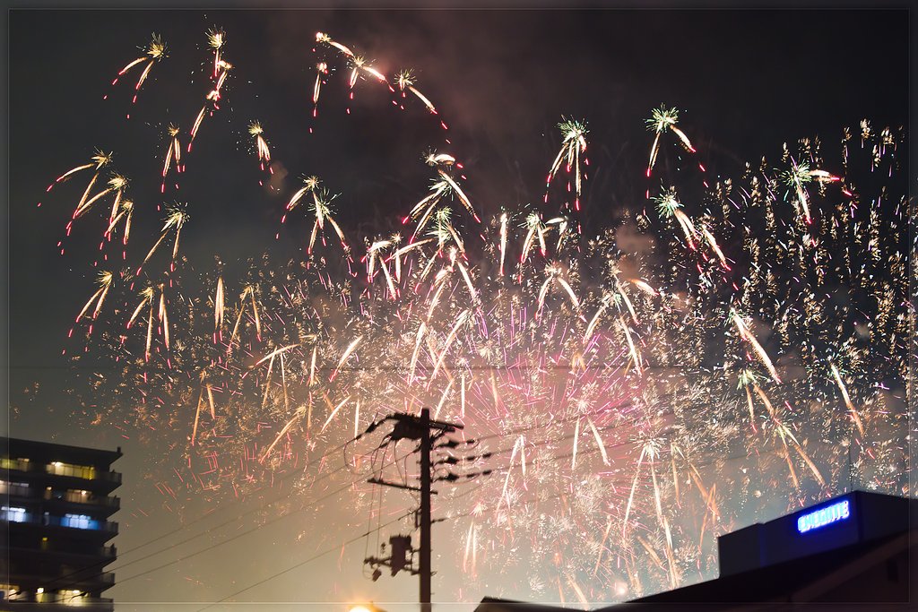 夜空に華々しく散りゆく