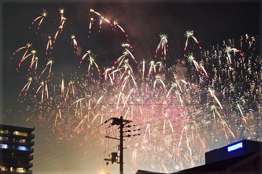 夜空に華々しく散りゆく