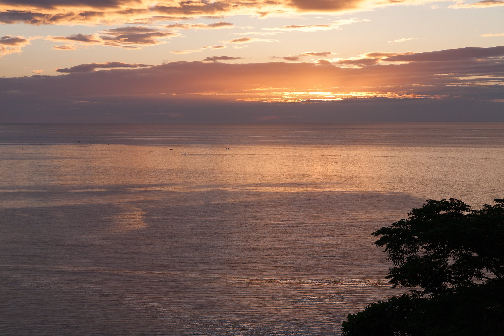 日本海の夕焼け 75mm。