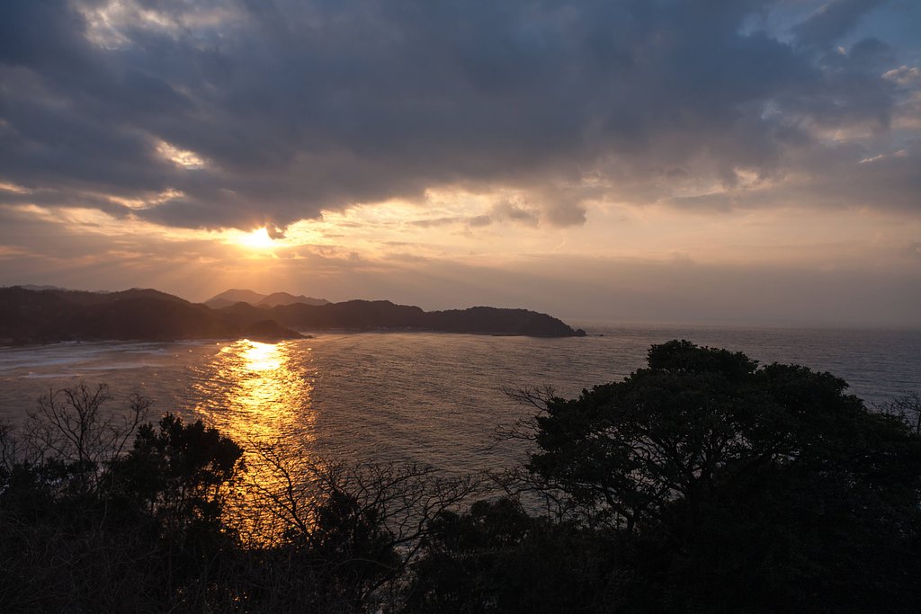 冬の日本海の夕焼け。