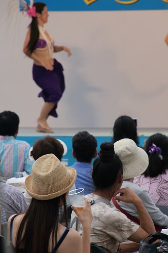 【美女とビールとタヒチアンダンス】