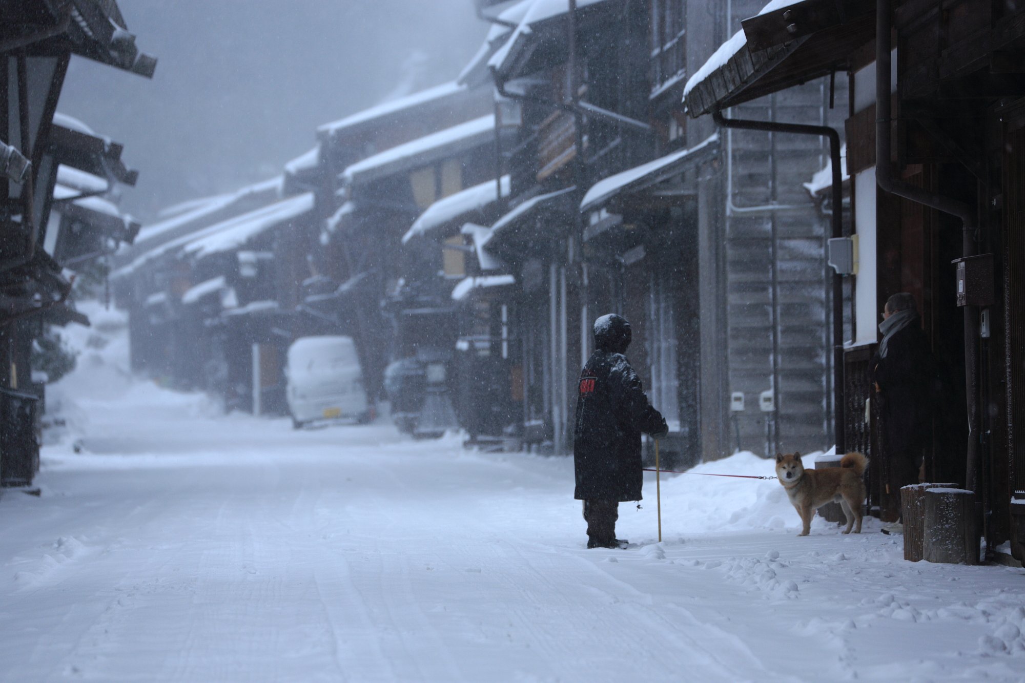 街道に雪を眺めて