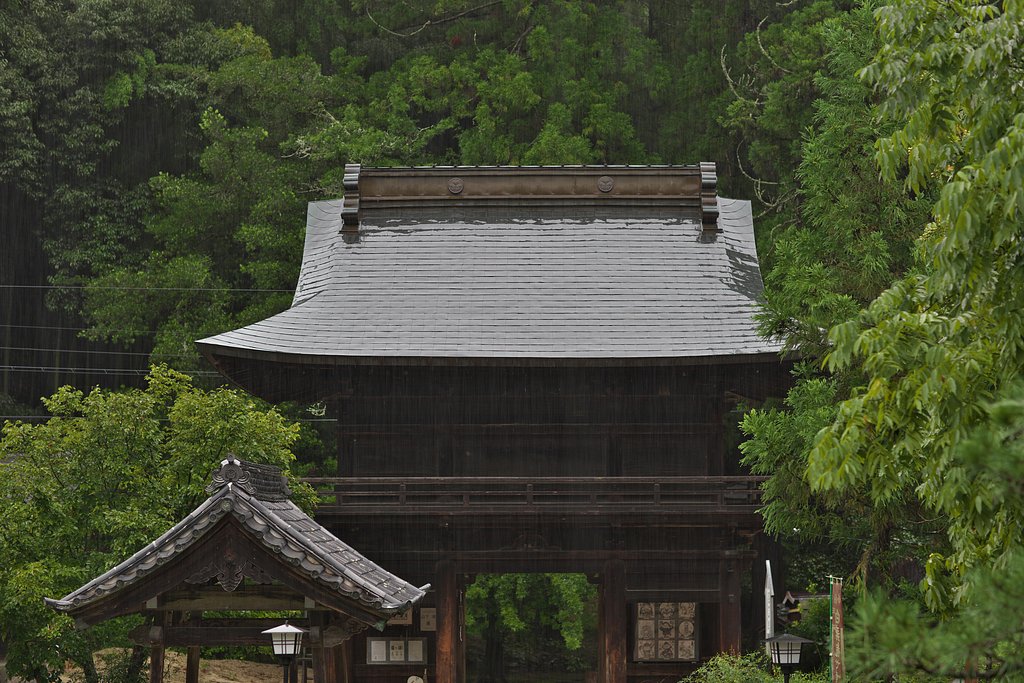 雨の山門