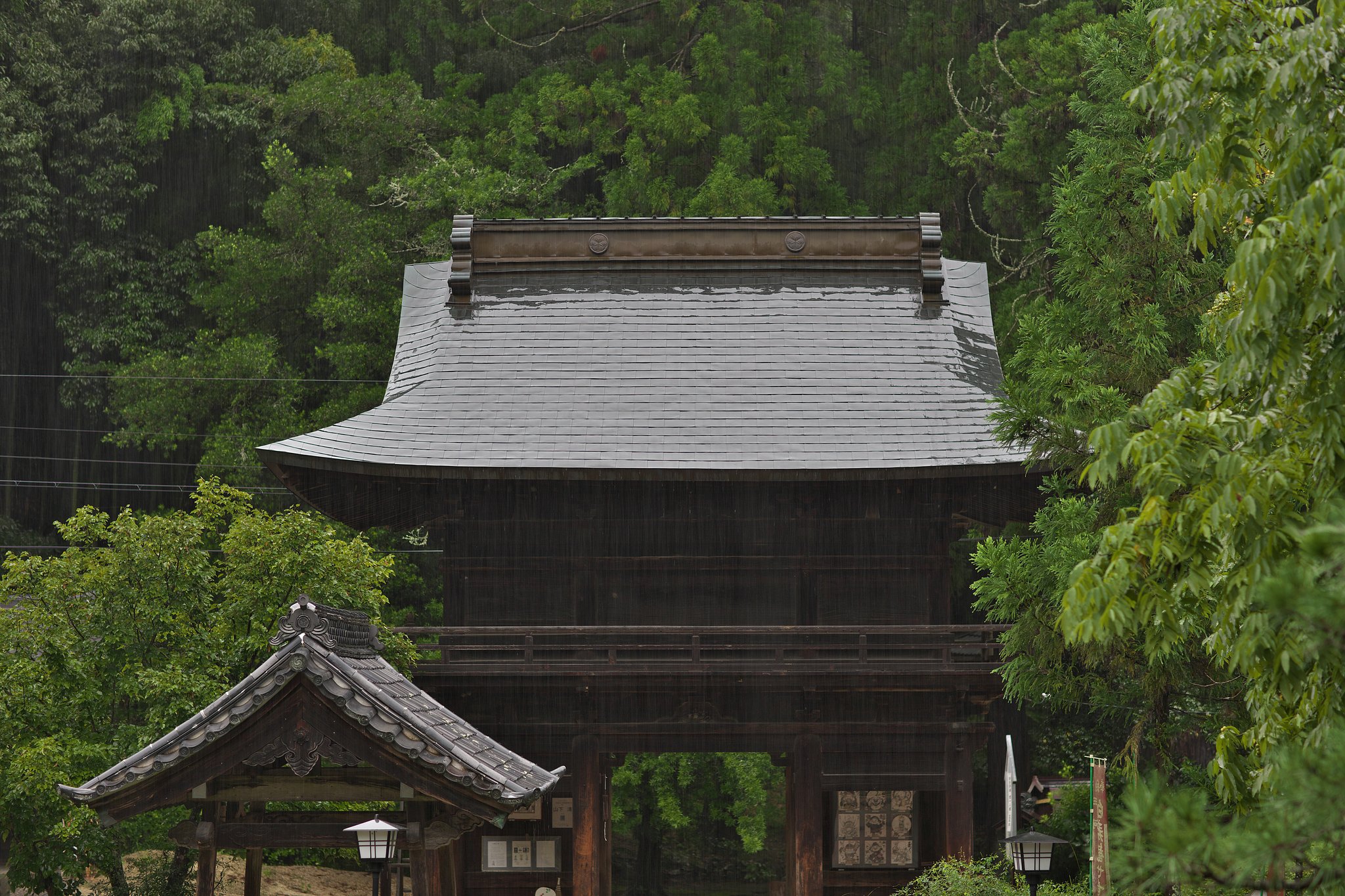 雨の山門