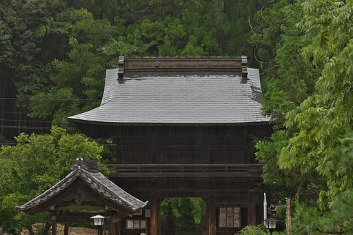 雨の山門