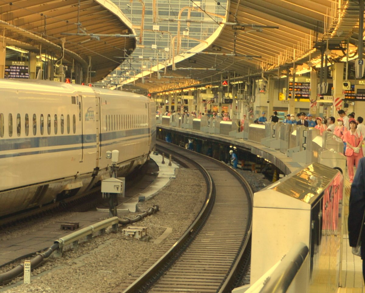 東京駅　清掃スタッフ整列風景
