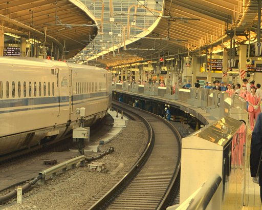 東京駅　清掃スタッフ整列風景