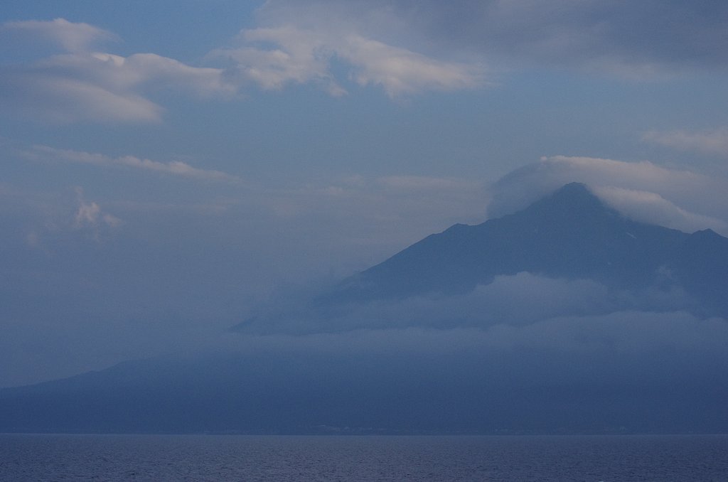 青くかすむ浮島