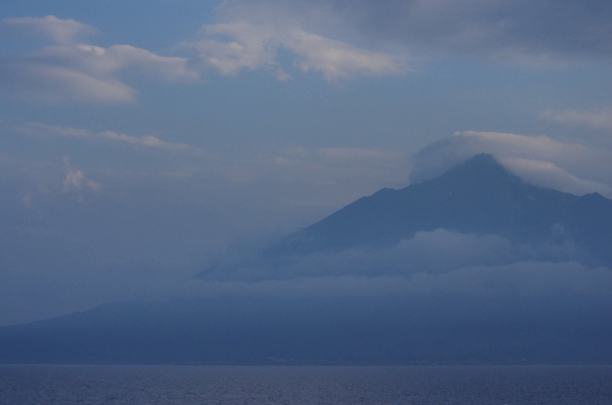 青くかすむ浮島