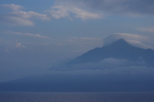 青くかすむ浮島