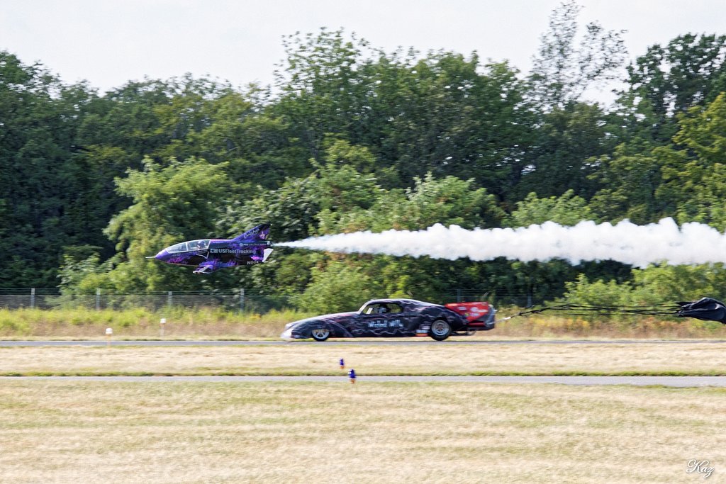 ジェット機 VS スポーツカー