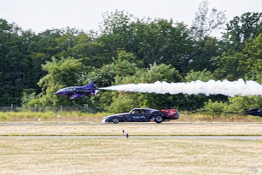 ジェット機 VS スポーツカー