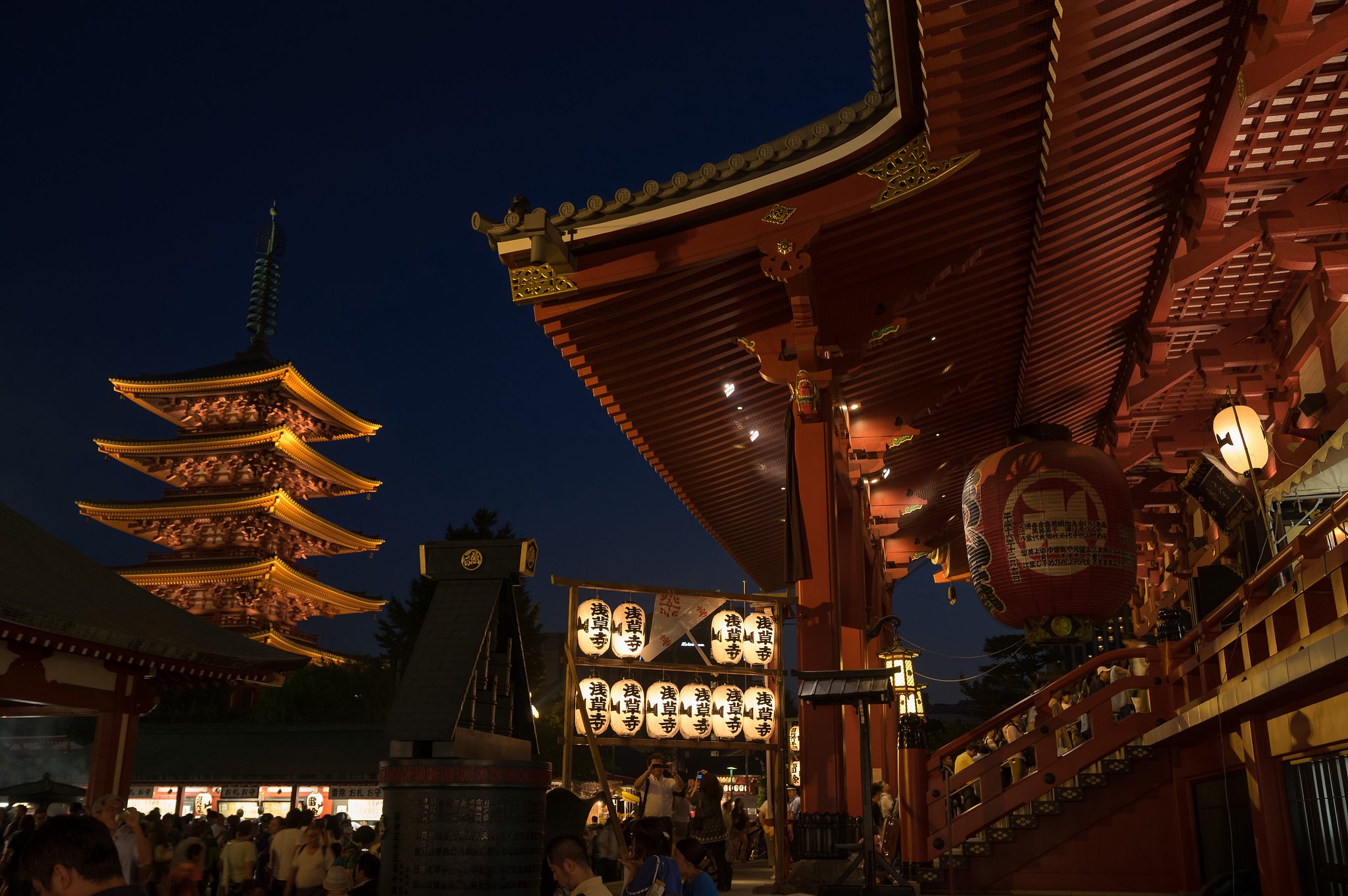 賑わう浅草寺