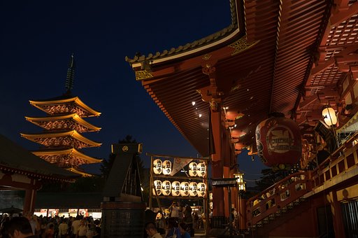 賑わう浅草寺