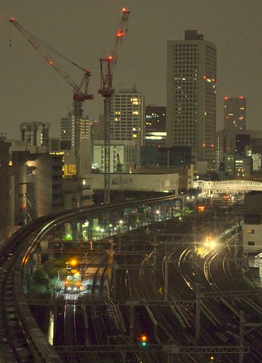 新幹線保線作業車と山手線始発電車