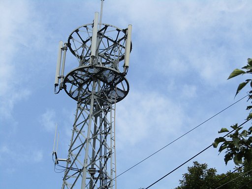 携帯電話アンテナが空に向かって