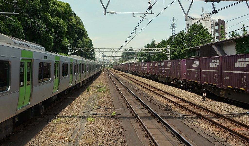 原宿駅　新型車両E235系とコンテナ専用列車